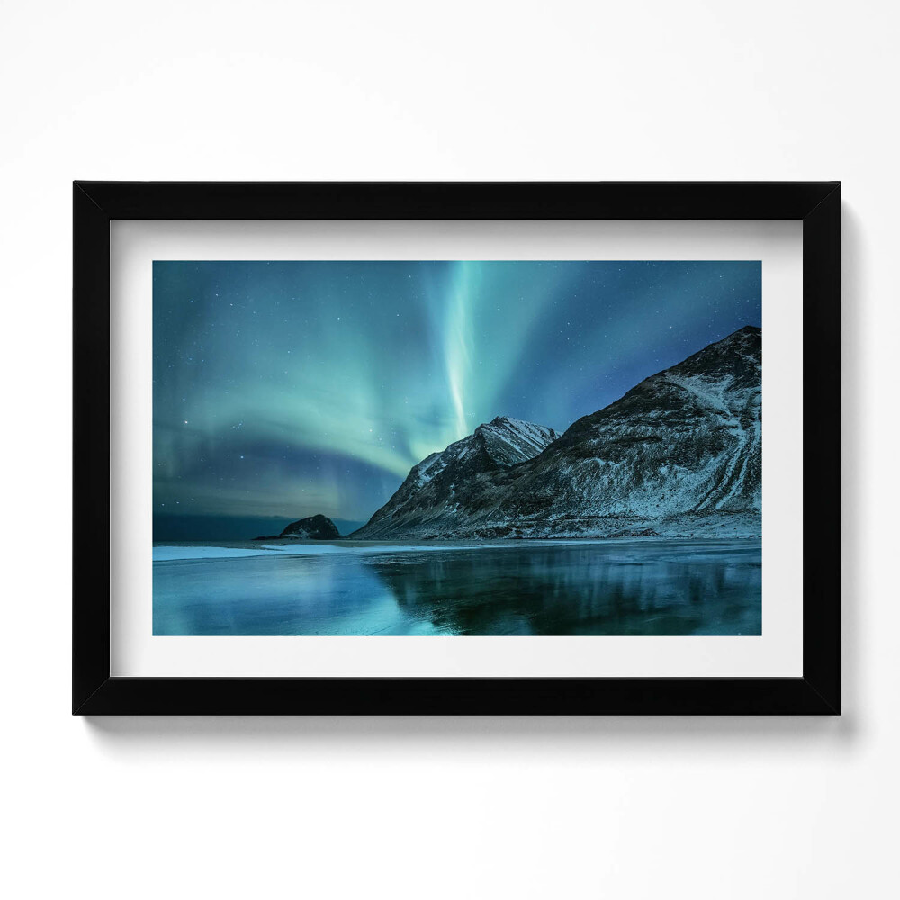 Tablou living cu rama original Aurora boreală peste munți și apă