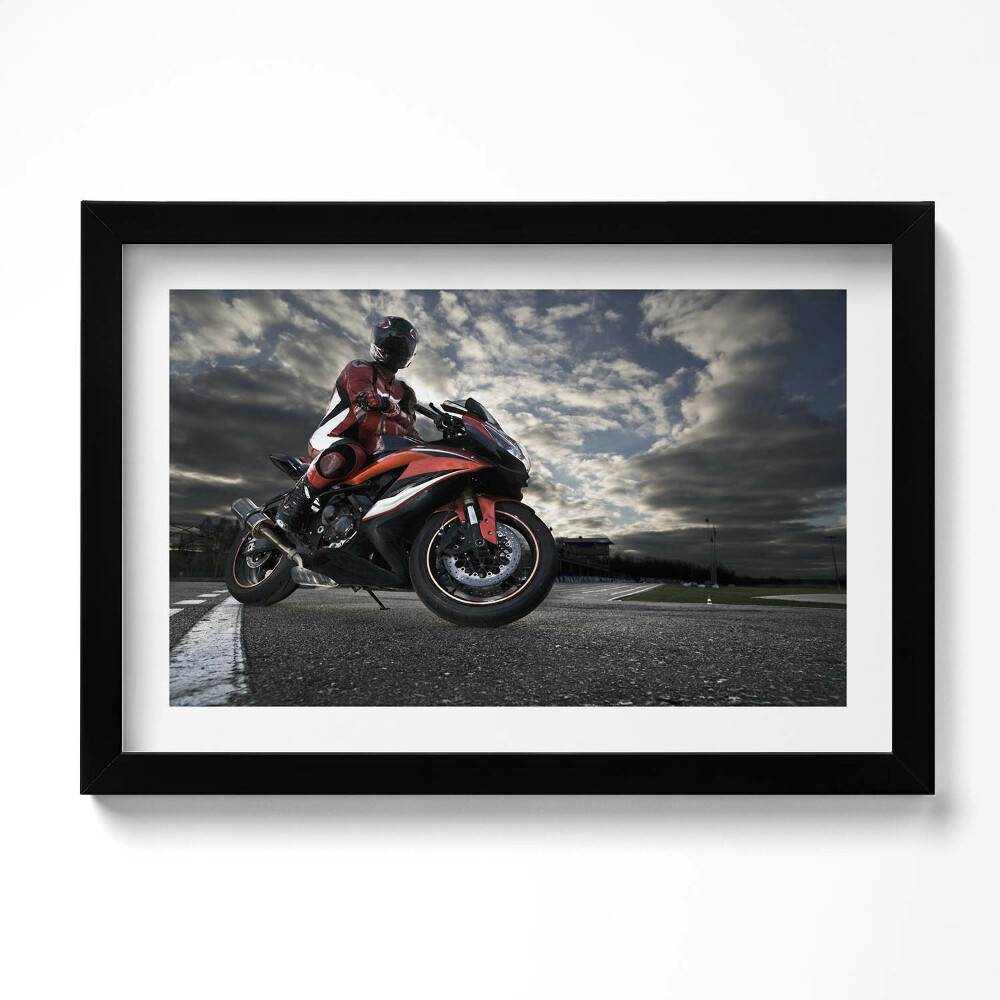 Tablou living cu rama original Bărbat pe motocicletă