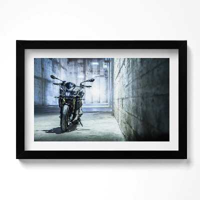 Tablou living cu rama original O motocicletă într-o alee betonată a orașului