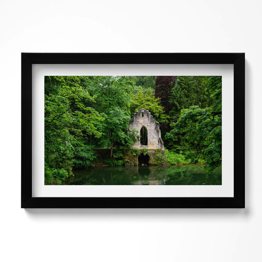 Tablou living cu rama original Ruinele vechii capele din Chamonix, Franța