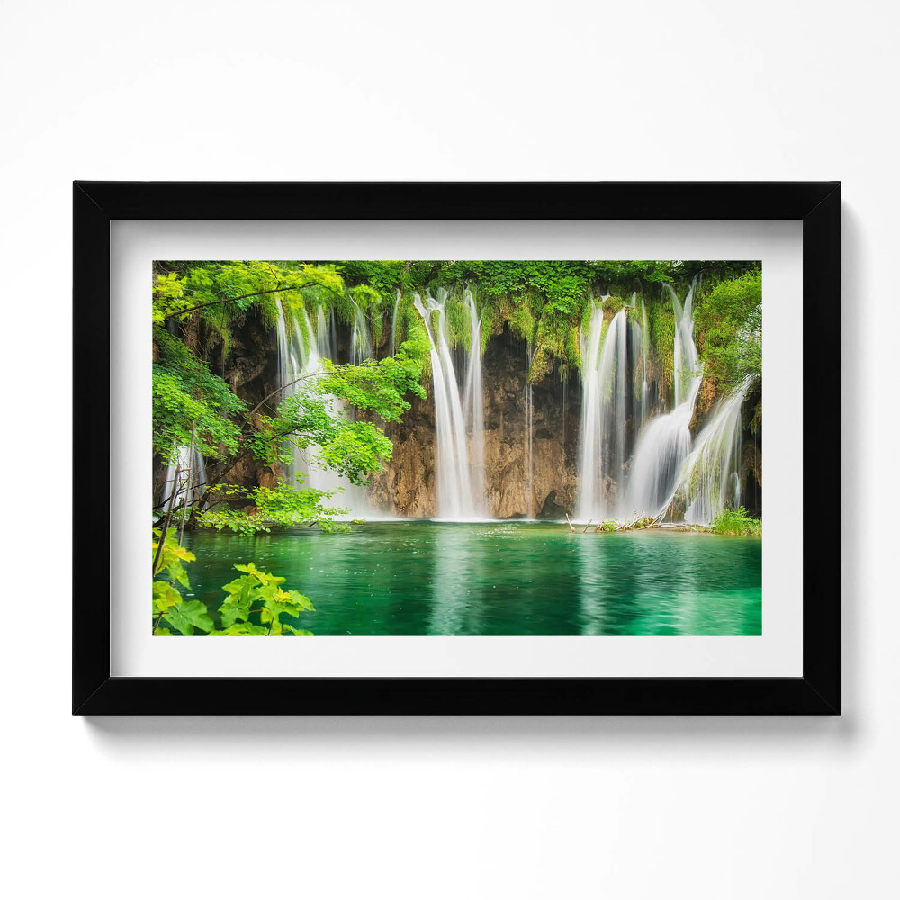 Tablou living cu rama original Natură - lac cascadă și vegetație