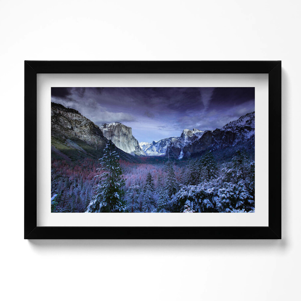 Tablou living cu rama original Peisaj de iarnă cu munți și păduri