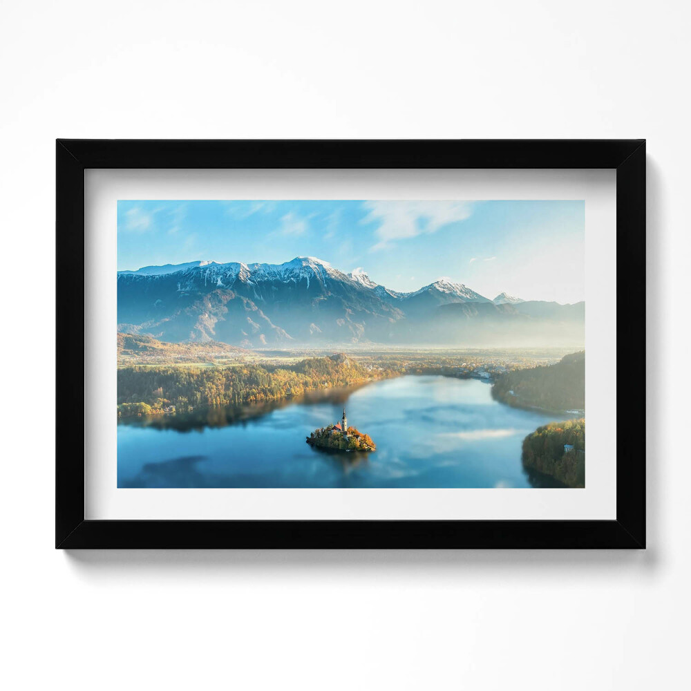 Tablou living cu rama original Clădire pe un lac în munți