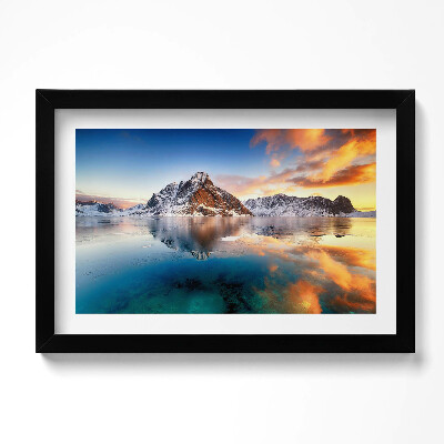 Tablou rama original Peisaj frumos cu apă și munți seara