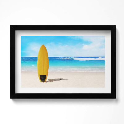 Tablou living cu rama original Placă de surf galbenă pe plajă cu marea în fundal