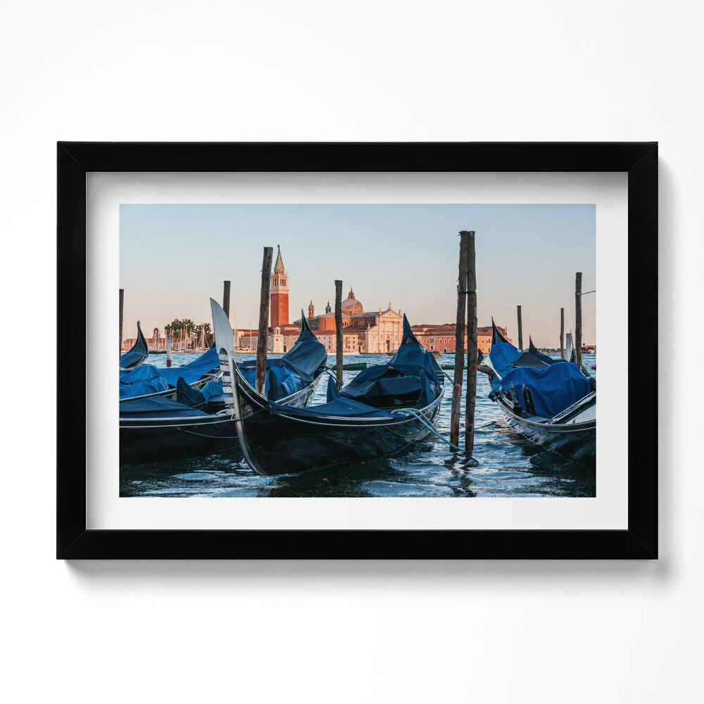Tablou rama original Gondole venețiene pe apă, Italia