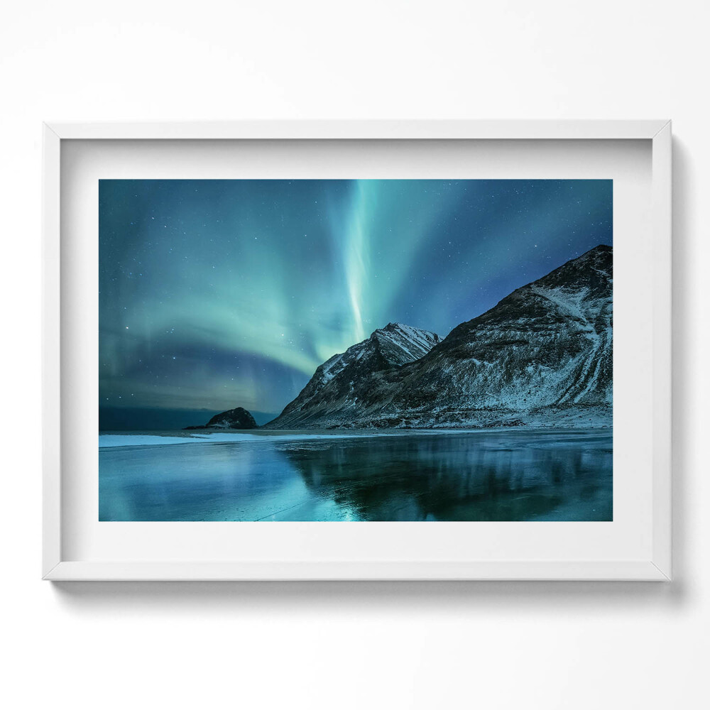 Tablou rama excepţional Aurora boreală peste munți și apă