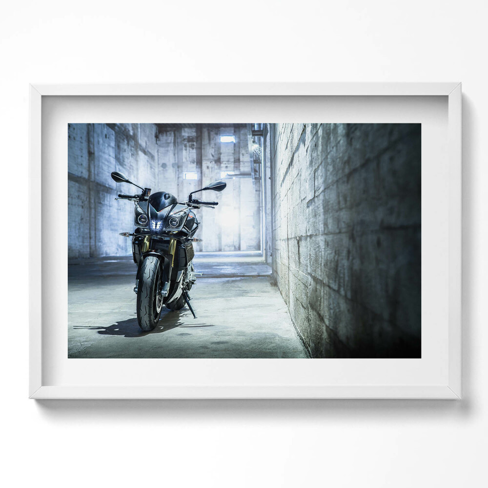 Tablou living cu rama excepţional O motocicletă într-o alee betonată a orașului