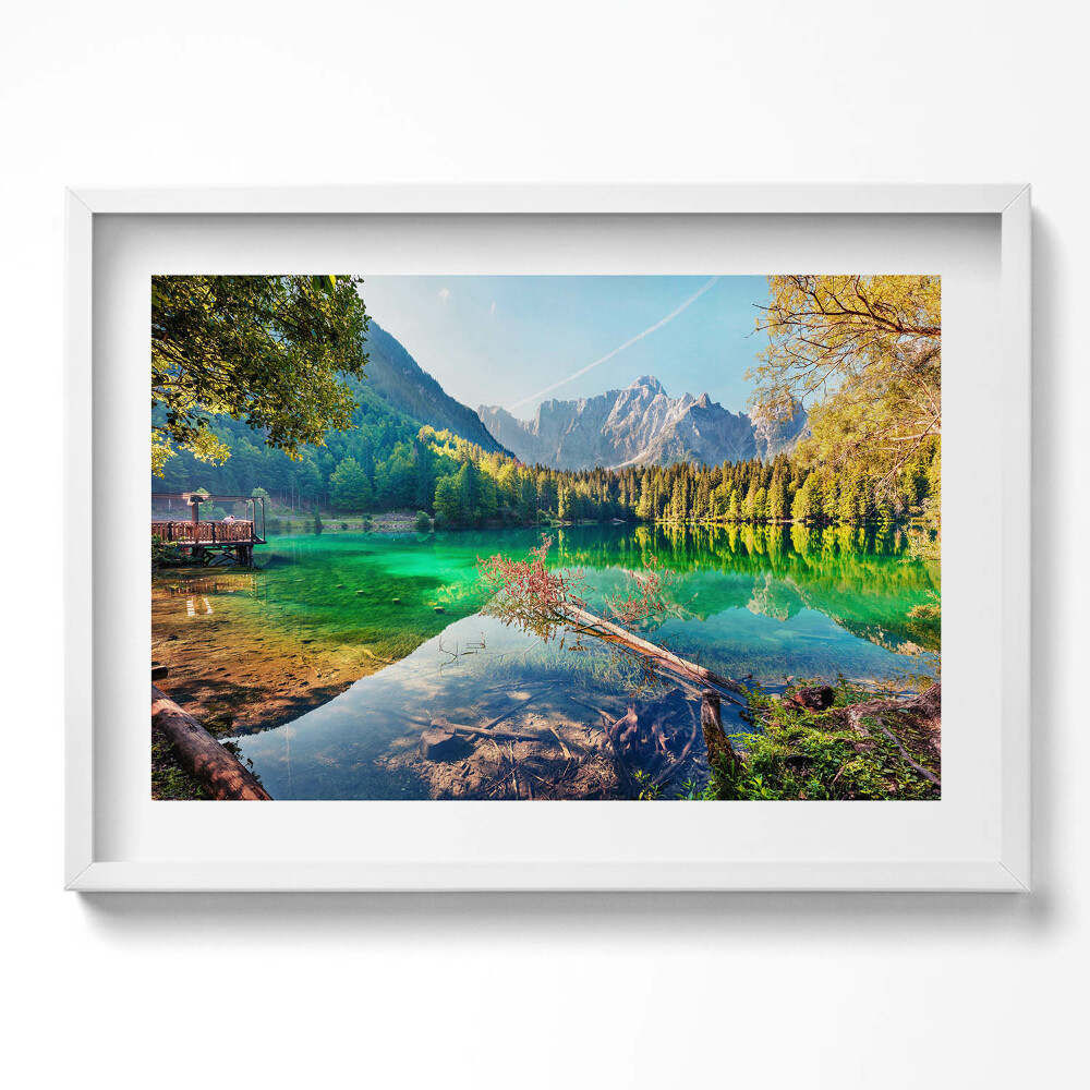 Tablou rama excepţional Peisaj al unui lac de munte printre copaci