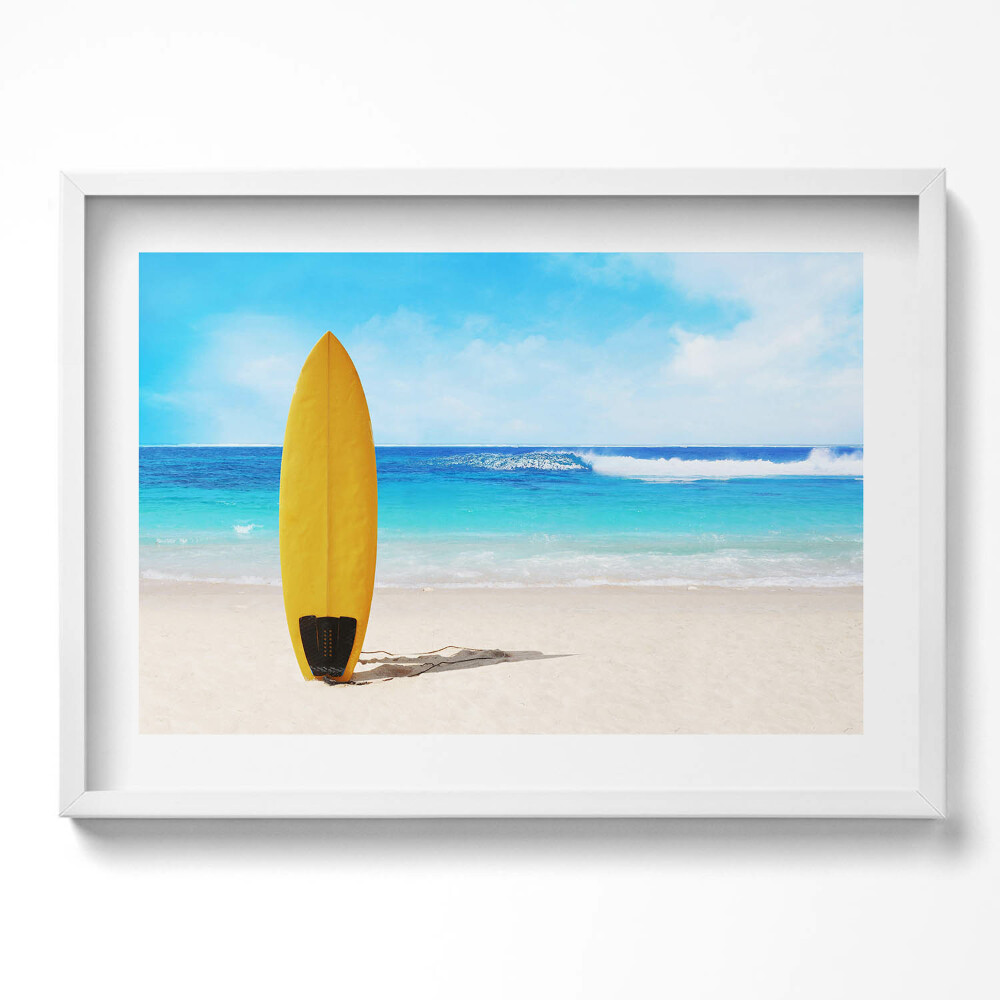 Tablou living cu rama excepţional Placă de surf galbenă pe plajă cu marea în fundal