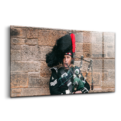 Tablou de sticlă Un muzician care cântă la cimpoi