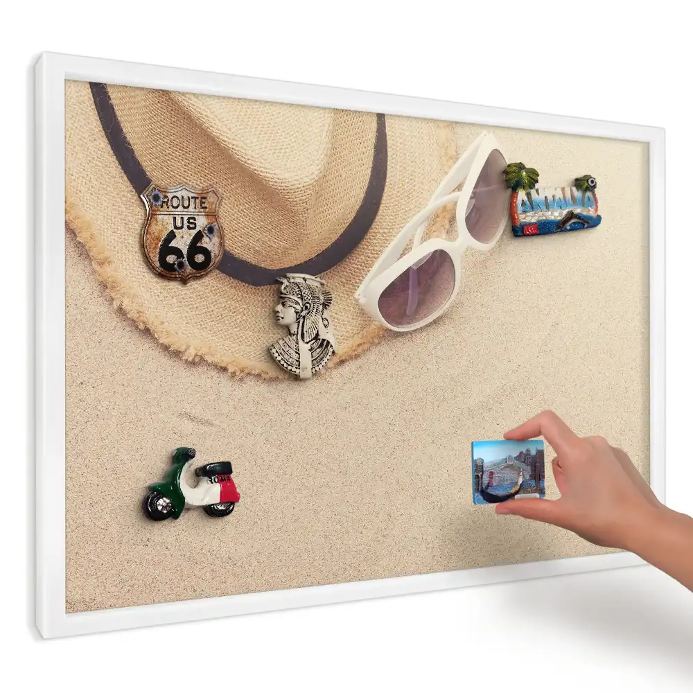 Panou magnetic decorativ de perete cu pălărie și ochelari pe nisip