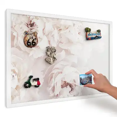 Panou magnetic decorativ cu bujori albi pe fundal deschis