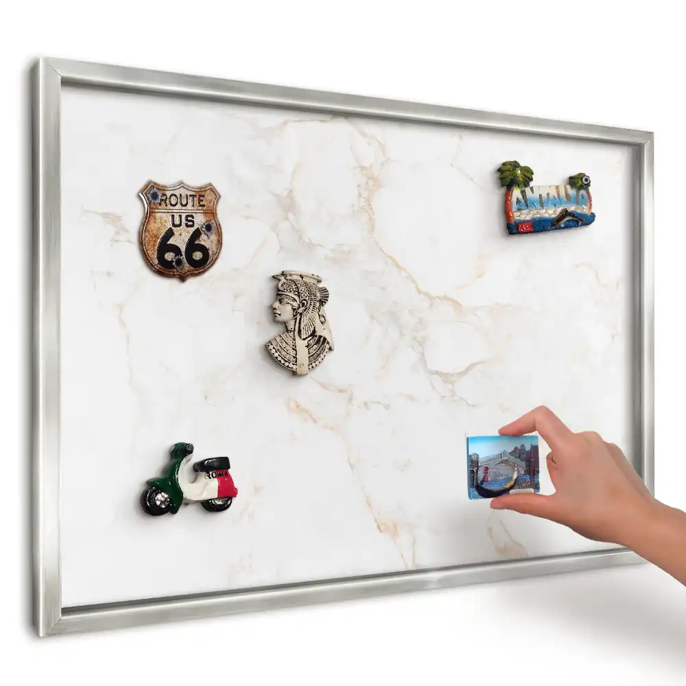 Panou magnetic înrămat cu model de marmură deschisă armonioasă