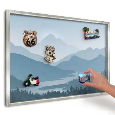 Panou magnetic înrămat cu peisaj de munți albaștri și pădure