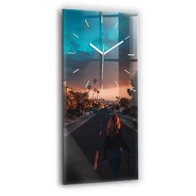 Ceas vertical de perete din sticlă decorativ Femeie pe drum